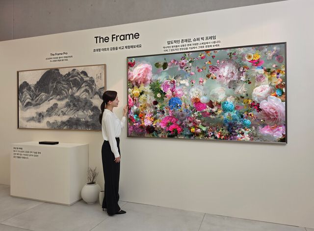 98형 '더 프레임'의 초대형 화면으로 ‘삼성 아트 스토어’ 작품이 나오고 있다. [사진=삼성전자]