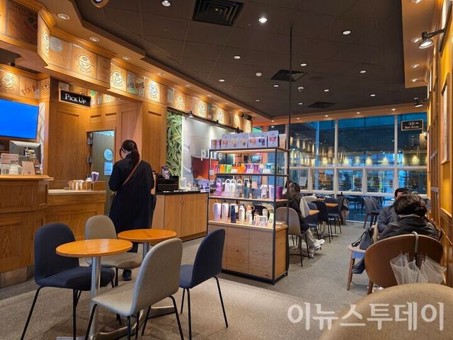 강남에 위치한 커피프랜차이즈 매장. 한 직장인이 커피를 주문하고 기다리는 모습. [사진=한정용 기자]