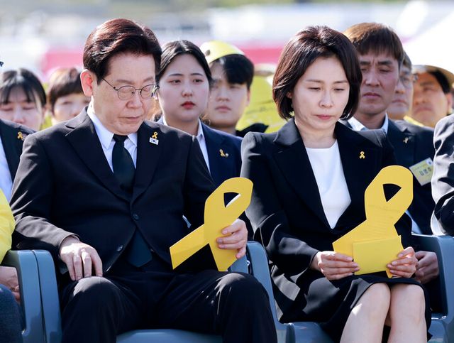이재명 대통령과 김혜경 여사가 16일 경기도 안산 화랑유원지에서 열린 세월호 참사 12주기 기억식에서 단원고 학생의 추모 편지 낭독을 듣고 있다. [사진=연합뉴스]