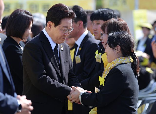 이재명 대통령이 16일 경기도 안산 화랑유원지에서 열린 세월호 참사 12주기 기억식에서 유가족들과 인사하고 있다. [사진=연합뉴스]