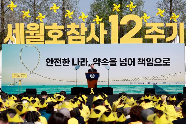 이재명 대통령이 16일 경기도 안산 화랑유원지에서 열린 세월호 참사 12주기 기억식에서 추도사를 하고 있다. [사진=연합뉴스]