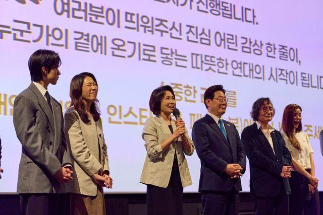 이재명 대통령 부인 김혜경 여사가 15일 서울 용산 CGV에서 '내 이름은' 영화 관람 후 감독과 주연 배우들과 함께 무대에 올라 발언하고 있다. [사진=청와대]