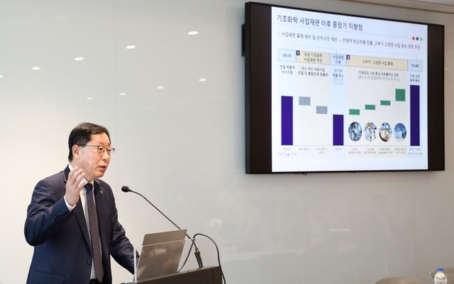 이영준 롯데케미칼 총괄대표가 16일 진행된 ‘CEO Investor Meeting’에서 회사의 전략을 발표하고 있다. [사진=롯데케미칼]