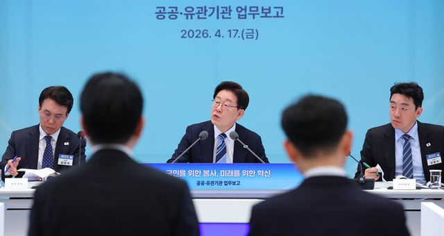 이재명 대통령이 17일 청와대 영빈관에서 열린 공공기관 및 유관기관 업무보고에서 참석 기관장에게 질문하고 있다. [사진=연합뉴스]