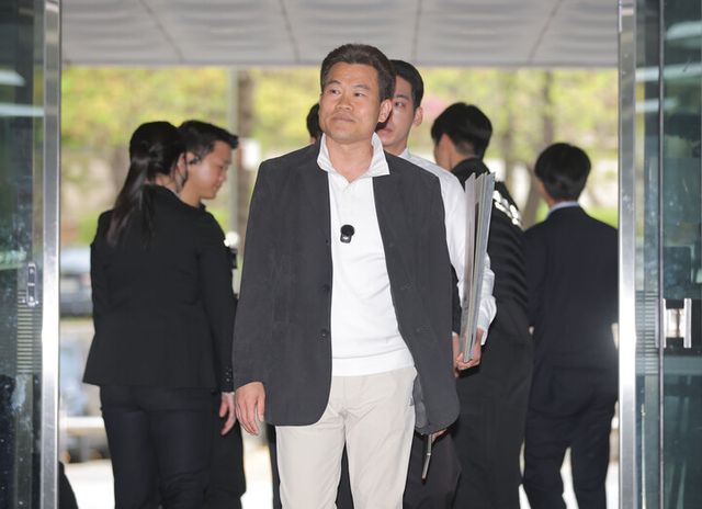 이재명 대통령과 개혁신당 이준석 대표의 명예를 훼손한 혐의를 받는 유튜버 전한길(본명 전유관)씨가 16일 서초구 서울중앙지방법원에서 열린 구속 전 피의자 심문(영장실질심사)에 출석하고 있다.[사진=연합뉴스]