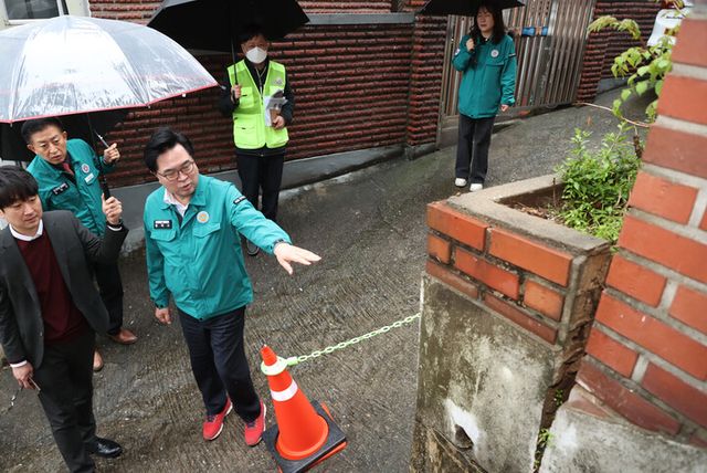 박일하&nbsp;동작구청장이 10일 서울 동작구 사당동 한 빌라주택에서 안전취약시설인 금이 간 축대 화단 현장 안전점검을 하고 있다.[사진=연합뉴스]