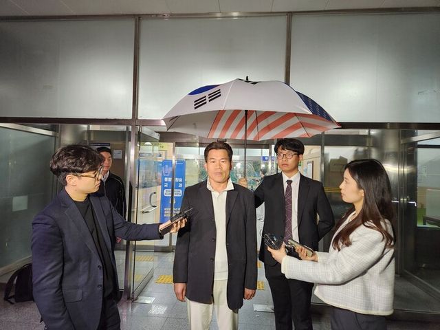 이재명 대통령과 개혁신당 이준석 대표의 명예를 훼손한 혐의로 경찰 수사를 받아온 한국사 강사 출신 유튜버 전한길(본명 전유관)씨가 16일 구속 전 피의자 심문(영장실질심사) 기각 후 서울 영등포구 영등포경찰서를 나서며 취재진 질문에 답하고 있다.[사진=연합뉴스]