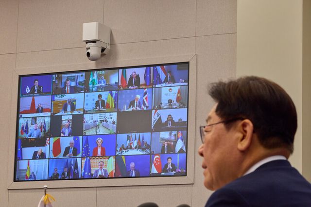 이재명 대통령이 17일 청와대에서 프랑스와 영국이 주도하는 호르무즈 해협 자유항행에 관한 화상 정상회의를 하고 있다. [사진=청와대]