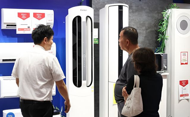 4월인데도 에어컨 판매가 급증하며 냉방가전 시장이 이례적으로 빠르게 달아오르고 있다. [사진=연합뉴스]