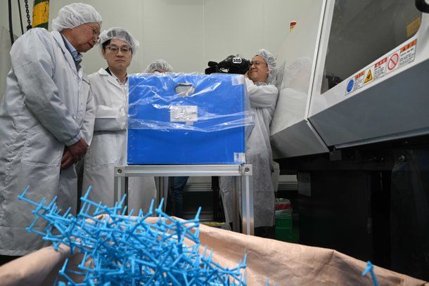 김정관 산업통상부 장관이 지난 13일 경기도 안산에 위치한 주사기, 수액제 포장재를 생산하는 에이디켐테크 공장을 방문, 수급 상황을 점검하고 있다. [사진=연합뉴스]