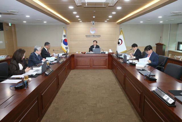 김종철 방송미디어통신위원장(가운데)이 17일 정부과천청사에서 '2026년 제2차 전체회의'를 진행하고 있다. [사진=방미통위]&nbsp;