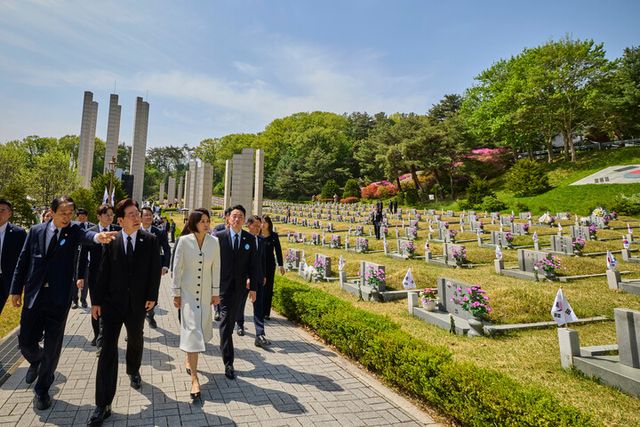 이재명 대통령과 김혜경 여사가 19일 서울 강북구 국립 4·19민주묘지에서 4·19혁명 기념식 후 권오을 국가보훈부 장관의 설명을 들으며 묘역을 둘러보고 있다. [사진=청와대]