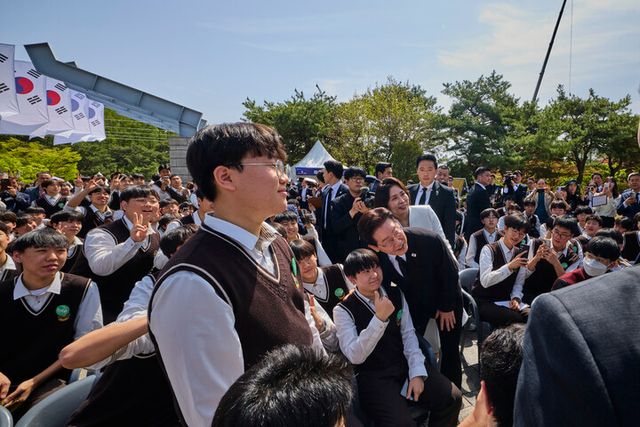 이재명&nbsp;대통령과 김혜경 여사가 19일 서울 강북구 국립 4·19민주묘지에서 4·19혁명 기념식에 참석한 학생들과 기념촬영을 하고 있다.&nbsp;[사진=청와대]