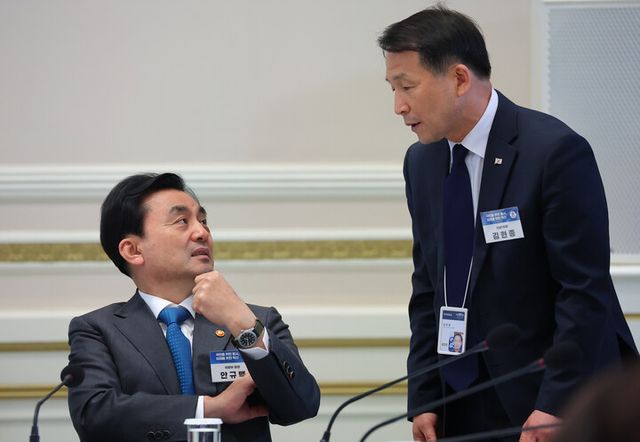 안규백 국방부 장관과 김현종 국가안보실 1차장이 지난 17일 청와대 영빈관에서 열린 이재명 대통령 주재 공공기관 및 유관기관 업무보고에서 대화하고 있다. [사진=연합뉴스]