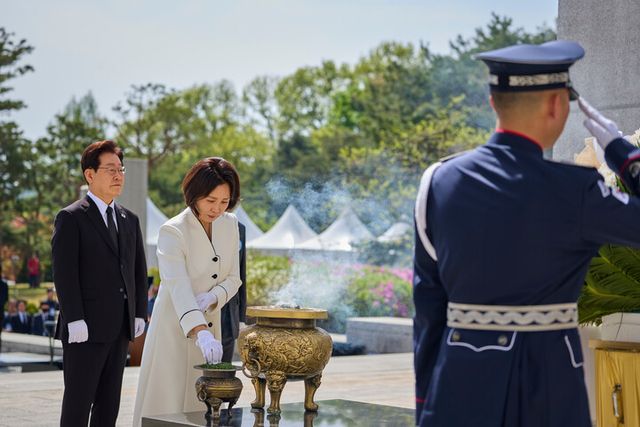 이재명 대통령에 이어 김혜경 여사가 19일 서울 강북구 국립 4·19민주묘지에서 열린 4·19혁명 기념식에서 분향하고 있다. [사진=연합뉴스]