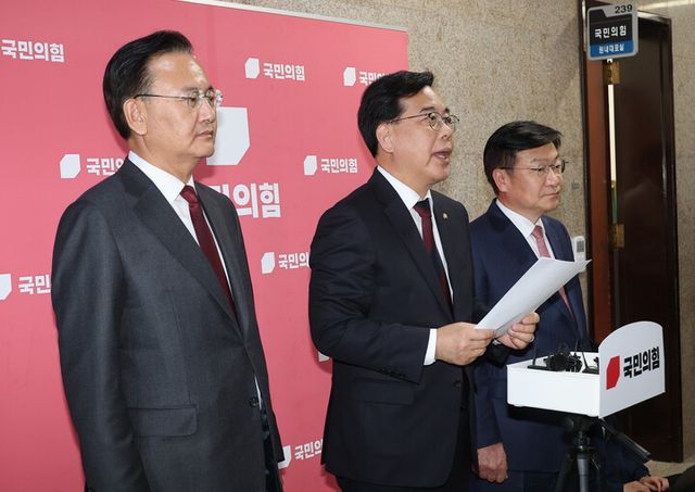 송언석 국민의힘 원내대표가 2일 국회에서 이재명 대통령의 추가경정예산 시정연설과 관련한 입장을 밝히고 있다. (왼쪽은) 유상범 원내운영수석부대표. (오른쪽은) 정점식 정책위의장. [사진=연합뉴스]