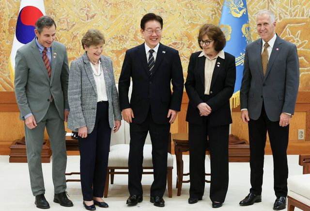 이재명 대통령이 2일 청와대에서 미국 상원의원단 접견에 앞서 기념 촬영을 하고 있다. (왼쪽부터) 존 커티스·진 섀힌 의원, 이재명 대통령, 재키 로젠·톰 틸리스 의원. [사진=연합뉴스]