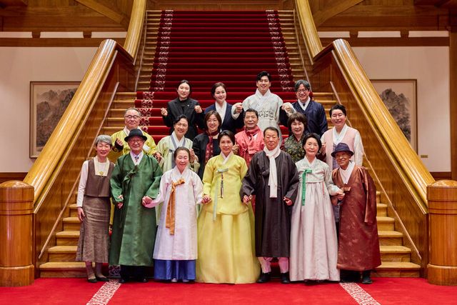 김혜경 여사가 2일 청와대에서 한복생활 유네스코 등재 추진단과 차담을 마친 뒤 기념 촬영을 하고 있다. [사진=청와대]