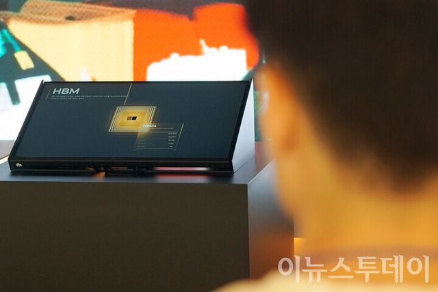 지난해 서울 강남구 코엑스에 열린 ‘제27회 반도체대전(SEDEX 2025)’에 마련된 SK하이닉스 부스에서 한 방문객이 6세대 고대역폭 메모리 ‘HBM4’를 살펴보고 있다. 2025.10.22. [사진=이뉴스투데이DB]