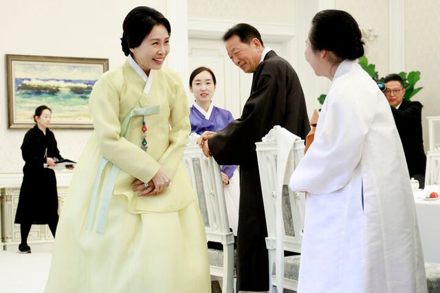 김혜경 여사가 2일 청와대에서 열린 한복생활 유네스코 등재 추진단 차담회에서 참석자들과 인사하고 있다. [사진=연합뉴스]