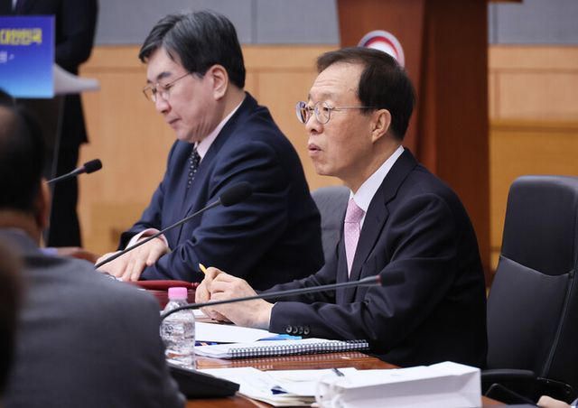 이석연 국민통합위원장이 지난달 9일 서울 종로구 정부서울청사 별관에서 열린 국민통합위원회 제20차 전체회의에서 인사말을 하고 있다. [사진=연합뉴스]