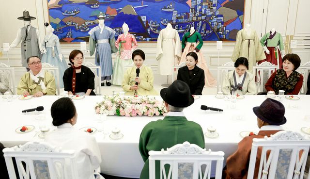 김혜경 여사가 2일 청와대에서 열린 한복생활 유네스코 등재 추진단 차담회에서 인사말을 하고 있다. [사진=연합뉴스[