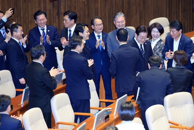 이재명 대통령이 2일 국회에서 2026 추가경정예산안 시정연설을 하기 위해 본회의장에 입장하자 더불어민주당 의원들이 박수치고 있다. [사진=연합뉴스]