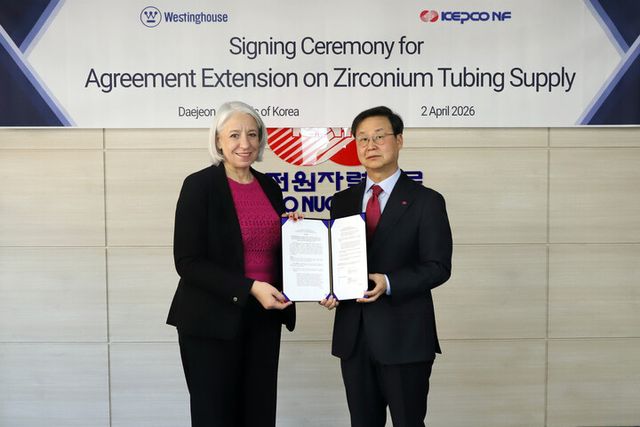 정창진 한전원자력연료 사장(오른쪽)과 Sophie Lemaire 웨스팅하우스 원자력연료 부문 공동사장이 계약체결 뒤 기념촬영을 하고 있다. [사진=한전원자력연료 제공]