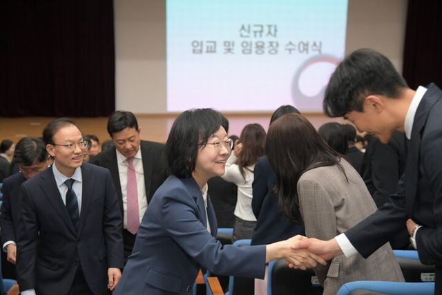 오유경 식약처장이&nbsp;신속한 허가·심사 지원을 위해 공무원 195명&nbsp;임용식에서 인사를 전하고 있다. [사진=식품의약품안전처]