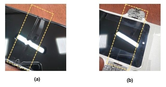 LED 전등을 비춘 디스플레이 면 비교 모습. KAIST 기술이 적용된 시제품 디스플레이(오른쪽)은 기존과 달리 주름이 없어 전등 빛이 일직선을 유지한다. [사진=