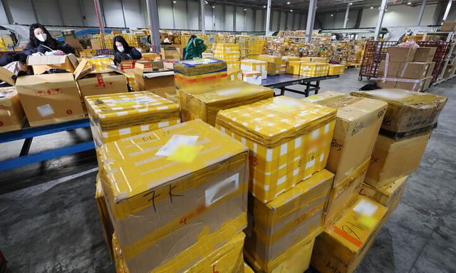 인천공항본부세관 특송물류센터에서 관계자들이 직구 물품을 살펴보고 있다. [사진=연합뉴스]