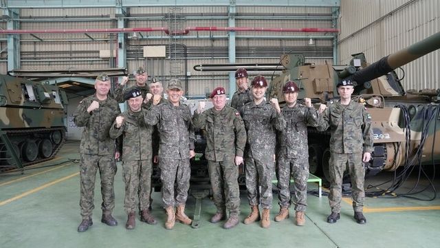 한국을 방문한 폴란드 군사대표단이 K9 자주포의 정비 시범을 참관한 후 기념사진을 찍고 있다. [사진=육군]
