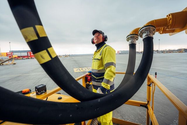 DHL이 5년간 약 2억4000만 리터의 친환경 항공유(SAF)를 DHL 익스프레스 화물 운송에 투입한다고 20일 밝혔다. [사진=DHL]