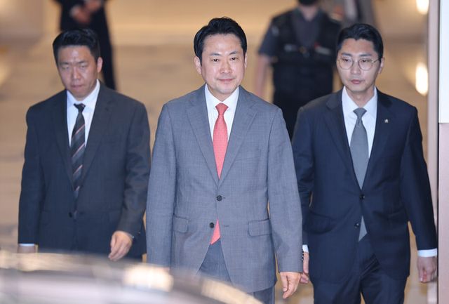 방미 일정을 마친 국민의힘 장동혁 대표가 20일 새벽 인천국제공항 2터미널을 통해 귀국하고 있다.[사진=연합뉴스]