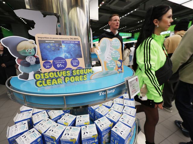 서울의 한 올리브영에서 외국인들이 화장품을 고르는 모습. [사진=연합뉴스]