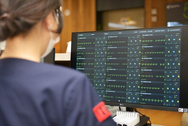 유한양행이 디지털 헬스케어 기업 휴이노와 함께 AI 기반 원내 모니터링 설루션 ‘메모큐(MEMO Cue)’를 상용화하고 병원 적용에 나섰다. [사진=유한양행]