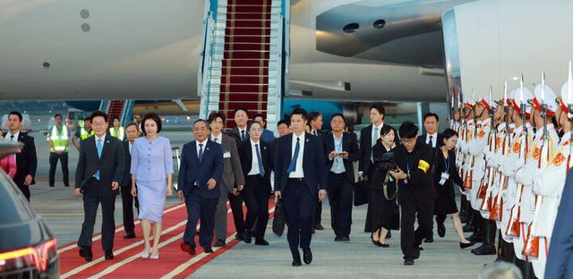 이재명 대통령과 김혜경 여사가 21일(현지 시각) 베트남 하노이 노이바이 국제공항에 도착해 이동하고 있다. [사진=연합뉴스]