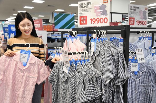 ‘홈플러스 메가 푸드 마켓 라이브’ 강서점에서 모델이 ‘이지플러스’를 소개하고 있다. [사진=홈플러스]