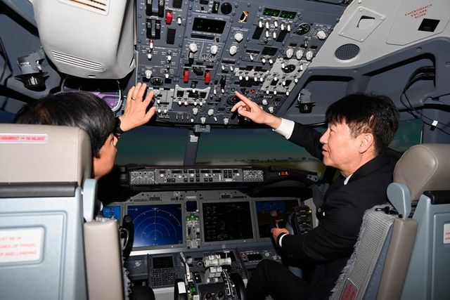 박재희 한국공항공사 사장직무대행(오른쪽)이 B737-8(MAX) 모의비행장치를 시연하고 있다. [사진=한국공항공사]