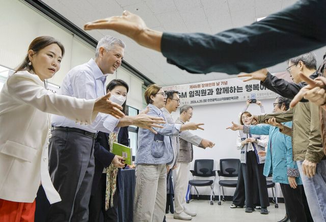 지엠한마음재단, 인천 시각장애인 이동보조기기 기증식 개최. [사진=한국지엠]