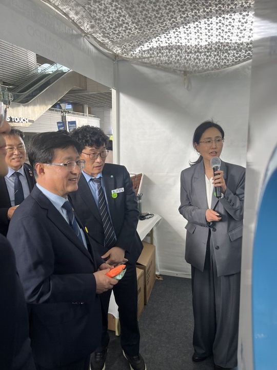 김성환 기후에너지환경부 장관(사진 왼쪽)이 중부발전 홍보 부스를 방문해 관계자의 설명을 듣고 있다.[사진=한국중부발전]