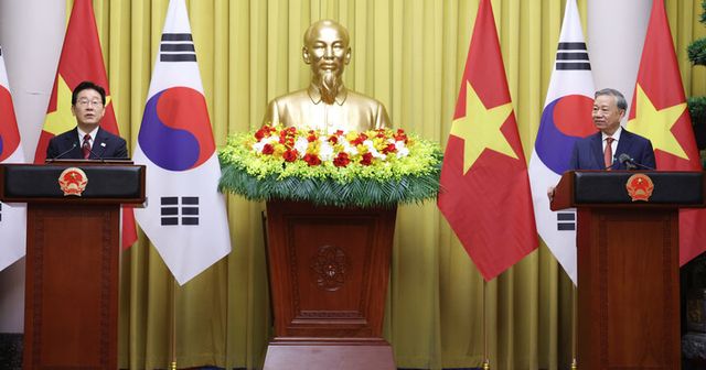 이재명 대통령과 또 럼 베트남 공산당 서기장 겸 국가주석이 22일(현지 시각) 하노이 주석궁에서 공동언론발표를 하고 있다. [사진=연합뉴스]