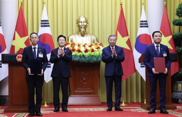 이재명 대통령과 또 럼 공산당 서기장 겸 국가주석이 임석한 가운데 황기연 한국수출입은행 은행장과 레 응옥 썬 베트남 국가산업에너지공사(PVN) 회장이 22일(현지시간) 하노이 주석궁에서 원전 프로젝트 금융 협력 가능성 검토 양해각서(MOU) 교환 후 기념촬영을 하고 있다