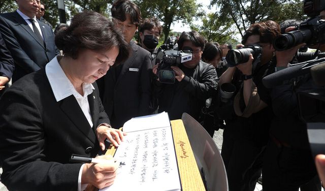 더불어민주당&nbsp;추미애&nbsp;경기지사 후보가 21일 오후 경남 김해시 노무현 전 대통령 묘역 참배 후 방명록을 작성하고 있다.[사진=연합뉴스]