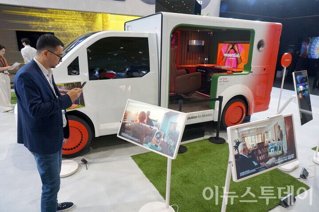 지난해 24일 오전 서울 강남구 코엑스에서 열린 ‘2025 월드IT쇼’ 행사장에 마련된 LG전자 부스에서 한 외국인 방문객이 AI 가전과 IoT 기기를 차량과 결합한 콘셉트카 슈필라움(Spielraum)을 관람하고 있다. [사진=이뉴스투데이DB]
