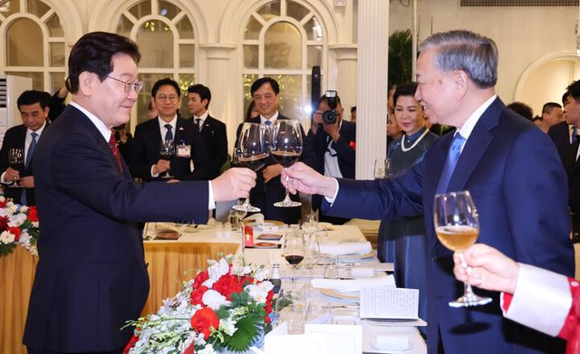 이재명 대통령과 또 럼 베트남 공산당 서기장 겸 국가주석이 22일(현지 시각) 베트남 하노이 영빈관에서 열린 국빈 방문 환영 만찬에서 건배하고 있다.[ 사진=연합뉴스]