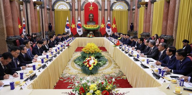 이재명 대통령과 또 럼 베트남 공산당 서기장 겸 국가주석이 22일(현지 시각) 하노이 주석궁에서 확대정상회담을 하고 있다. [사진=연합뉴스]