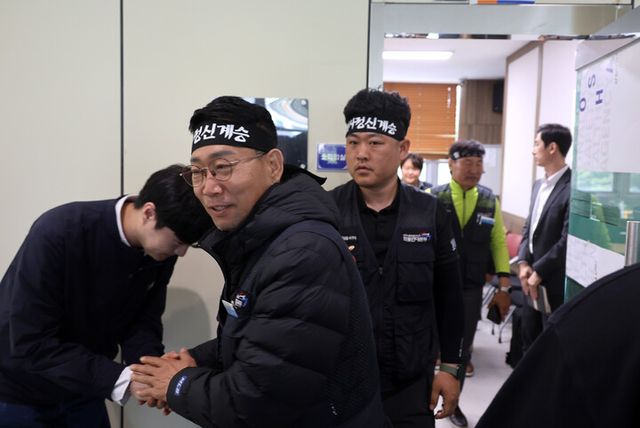 민주노총 공공운수노조 화물연대본부 조합원들이 22일 오전 경남 진주시 고용노동부 진주지청에서 BGF로지스 이민재 대표와 교섭 상견례를 마치고 나오고 있다. [사진=연합뉴스]