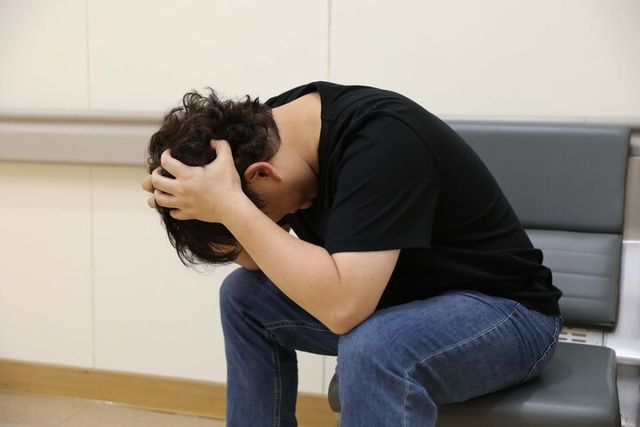 한쪽 팔다리에 힘이 빠지는 편측마비, 발음이 어눌해지는 언어장애, 얼굴이나 팔다리의 감각 이상, 갑작스러운 시야장애, 심한 어지럼증, 그리고 이전에 경험한 적 없는 극심한 두통 등이 나타나면 뇌졸중을 의심해야 하며, 즉시 병원을 찾아 신속한 진료를 받는 것이 중요하다. [사진=일산백병원]