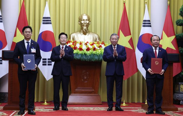 이재명 대통령과 또 럼 공산당 서기장 겸 국가주석이 임석한 가운데 배경훈 부총리 겸 과학기술정보통신부 장관과 부 하이 꾸언 베트남 과학기술부 장관이 22일(현지 시각) 하노이 주석궁에서 디지털 협력 양해각서(MOU) 교환 후기념촬영을 하고 있다. [사진=연합뉴스]